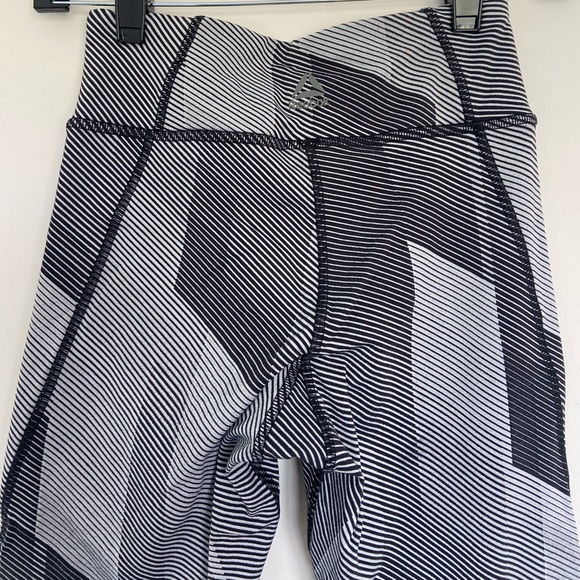 Adidas/Reebok Patterned High Rise Tights - Picture 2 of 3